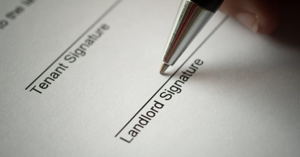 家賃を賄うために私物を売った年金受給者に6,000ユーロの滞納家賃の支払い命令