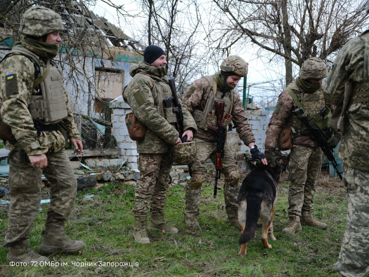 東部前線近くの荒廃した村にいる、ウクライナ軍の黒人ザポロージ人にちなんで名付けられた第72機械化旅団の犬と兵士たち。