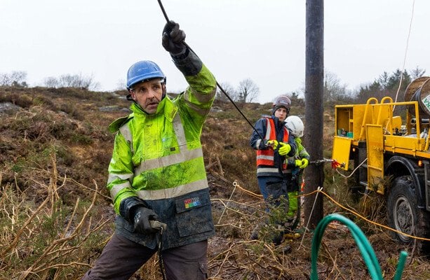 アイルランド通信の遅れに続いてEUから13の緊急発電機を受け取る