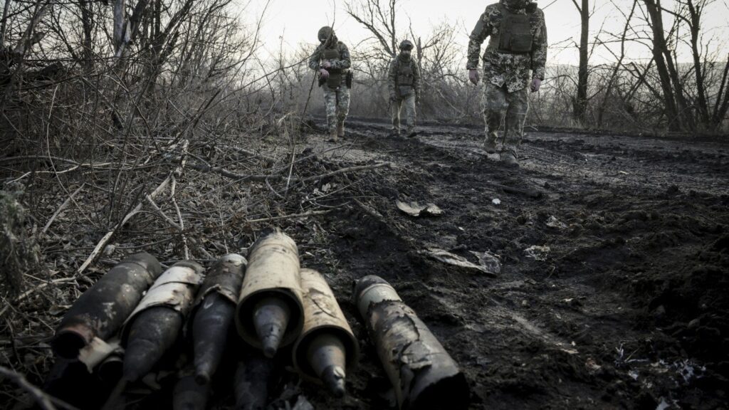 ロシア軍は占領を目指して数ヶ月にわたって戦ってきたウクライナ東部の重要拠点を迂回し、代わりにそこへの補給線を遮断することに注力しているとウクライナ当局者が月曜日に明らかにした。