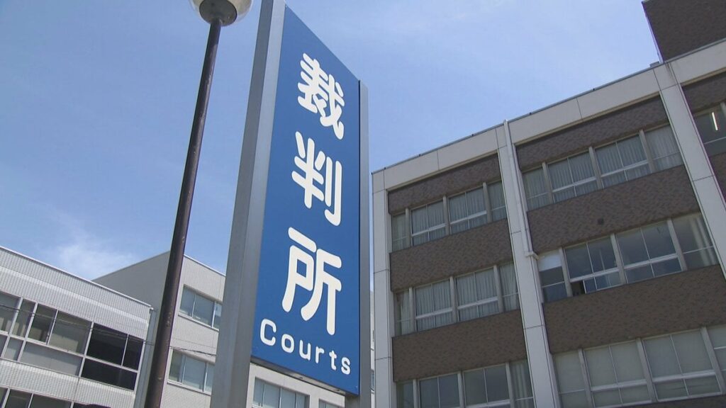 退職時の両手をふってバイバイという態度に感じたイラつきがきっかけとなって、元同僚の女性(20)を口実をつけて自宅へ呼び羽交い締めにして監禁。両手両足首に鎖をつけての監禁を続けるものの、2日後の夜に男(54)が寝たすきに脱出。女性は鎖につながれたままで状態でクルマを運転し警察署へと駆け込む