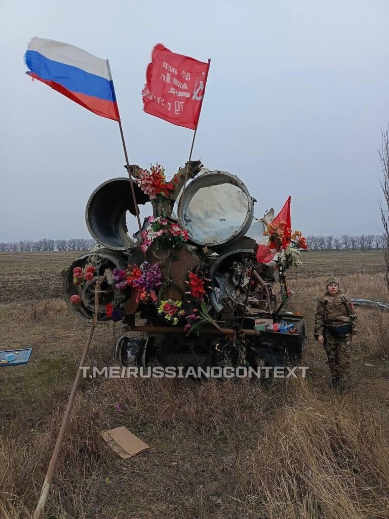破壊されたロシアの S300 発射装置は、一緒に焼かれたロシア乗組員の記念碑として今も同じ場所に立っています。ザポリージャ地方、トクマク。