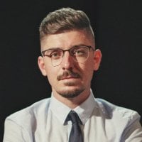 ウクライナの90日間の軍事援助の停止に関するPoliticoの記事は、間違っているようであり、すでに使用されているFMF資金にのみ影響します。ウクライナのPDAおよびUSAIプログラムは、Voice of America Pentagonジャーナリストを確認する情報源ごとに影響を受けていません-Ostap Yarysh