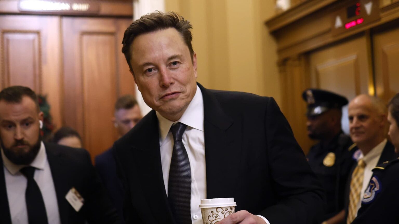イーロン・マスク氏、英国政府に対する攻撃で米国は「英国国民を解放」すべきか問う