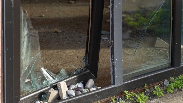 アギア・パラスカビのアパートで強盗：9万ユーロと貴重な宝石が盗まれる