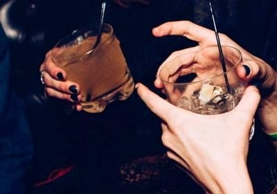 ホテル経営者、一晩で3人の学生がターゲットにされ、息子（21）の飲み物をスパイクするという「惨状」について厳しい警告を発する
