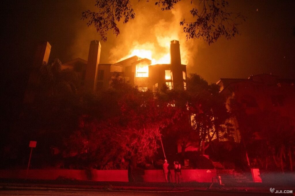 米ＬＡ山火事、消火わずかに前進 １５万人避難、１５０平方キロ焼失―バイデン氏「安否不明者多数」