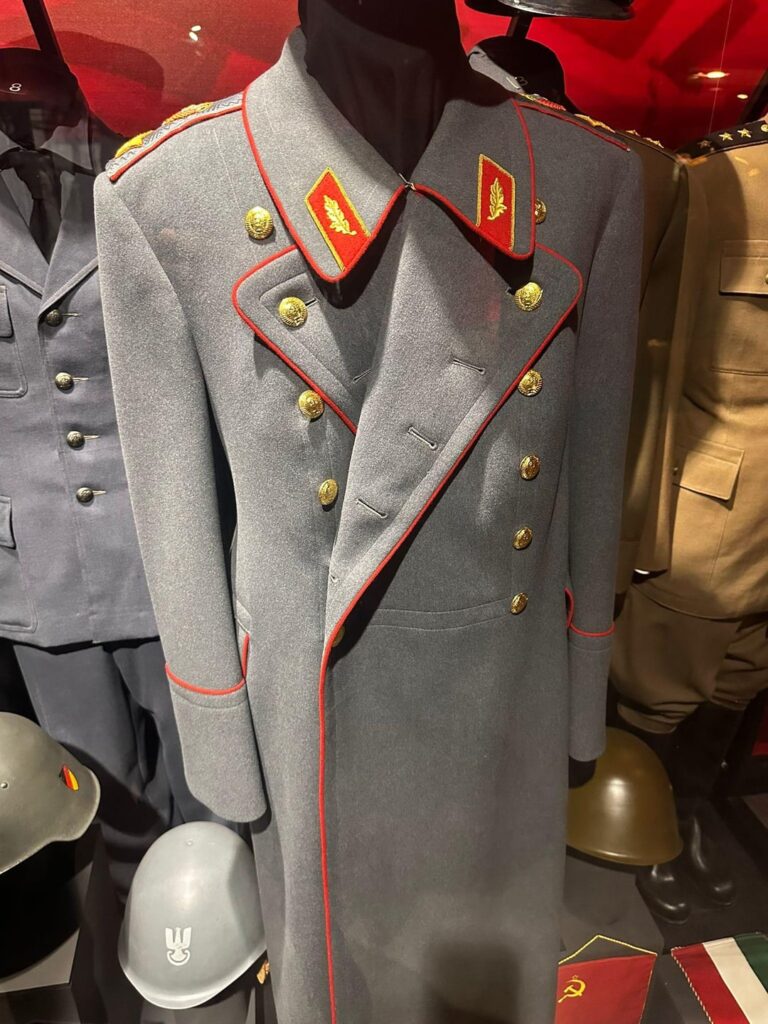 このソビエト・ブルガリアの時代のコートの名前？