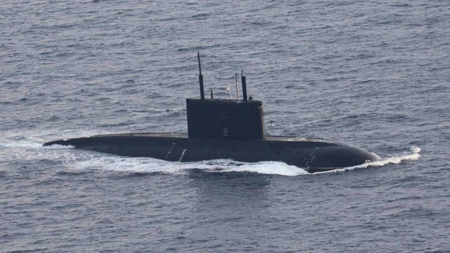 新規：ロシアはシリア基地を失ったことを受け、地中海での潜水艦作戦を停止した。 1月2日、RFSノヴォロシースクはおそらくバルト海へ向かう途中でジブラルタル海峡を西に通過するのが発見され、HMSカットラスによって監視された。出典: @NavyLookout 写真: @fap_pt