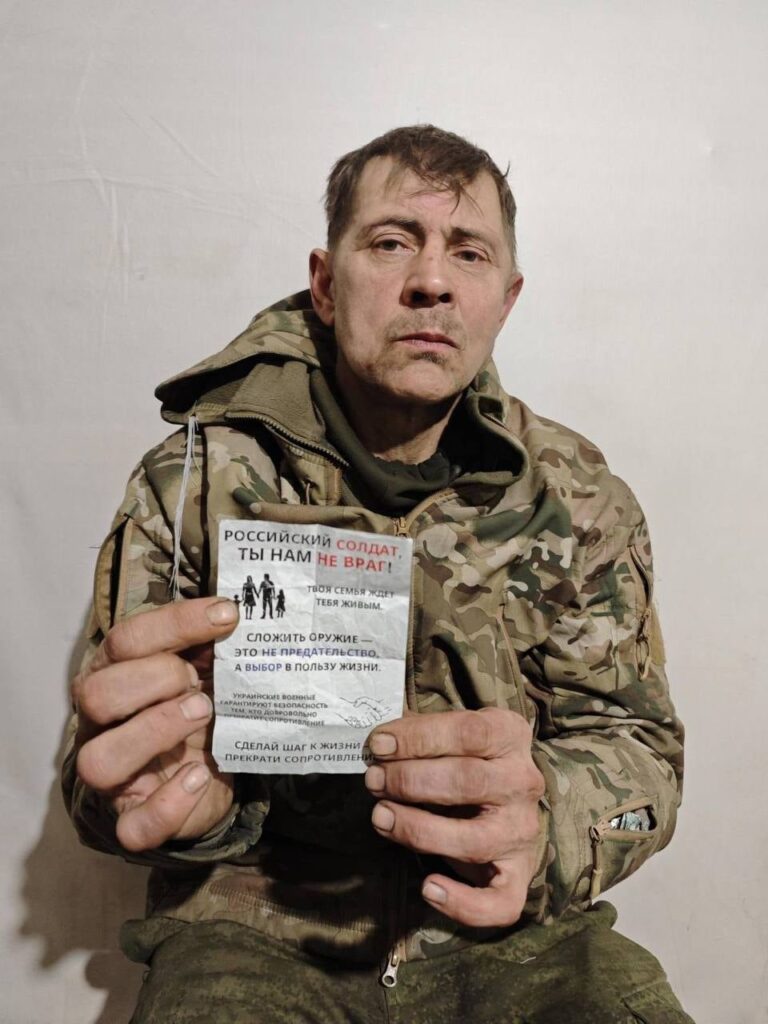 Zaporizhzhiaの方向では、ウクライナの兵士は囚人の間で動員されたロシアの兵士を捕らえました。ロストフ地域のバタイクス出身の1970年に生まれた一般的な兵士のドイツのコニアキンは、ウクライナのドローンに落とされたリーフレットを読んだ後、自発的に降伏しました。