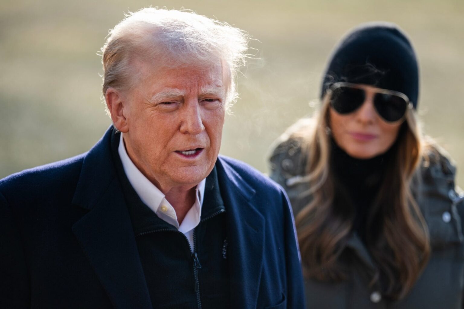 トランプは連邦政府の助成金、ローンを凍結します