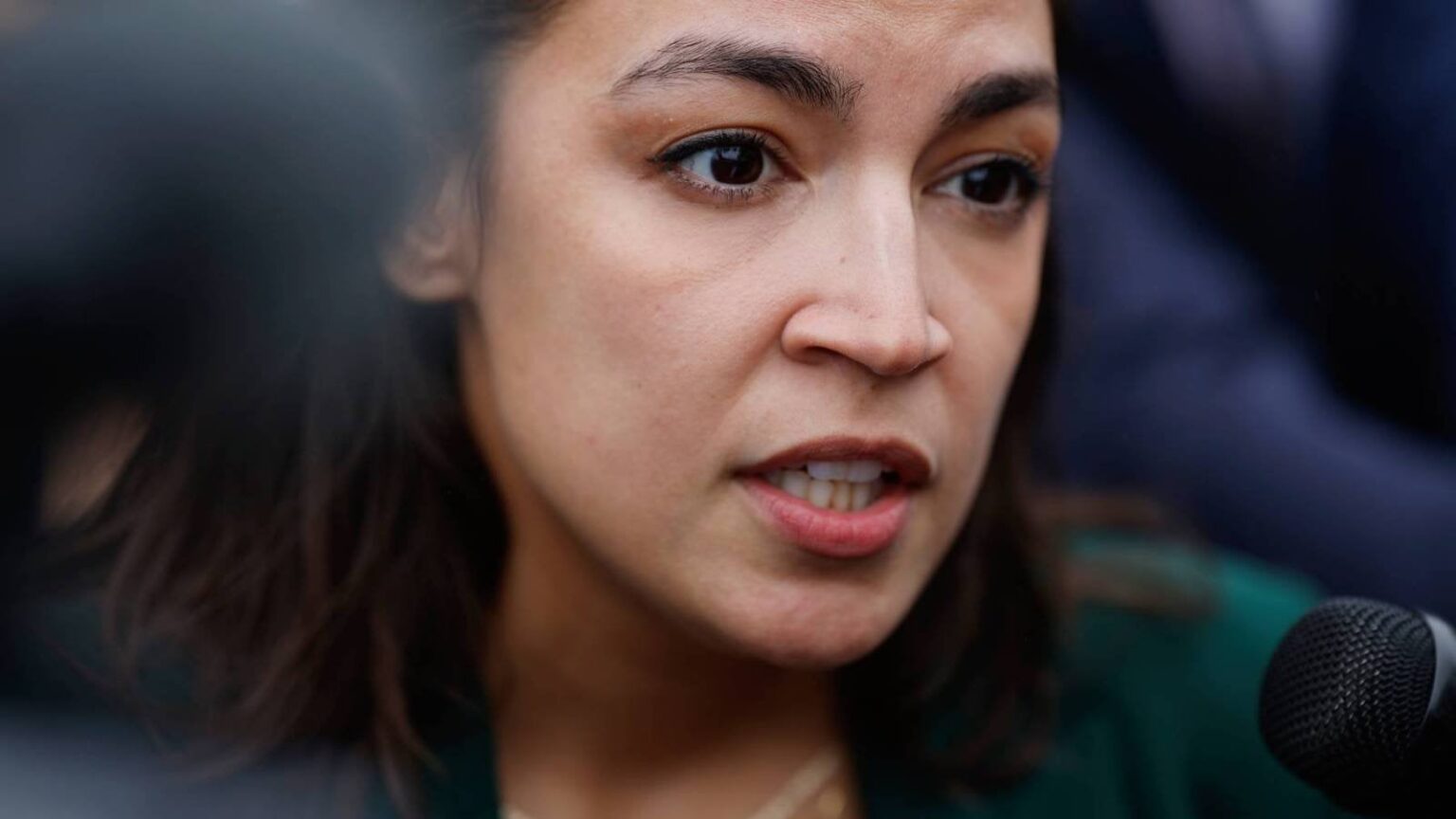AOC、就任式欠席について「私はレイプ犯を祝わない」