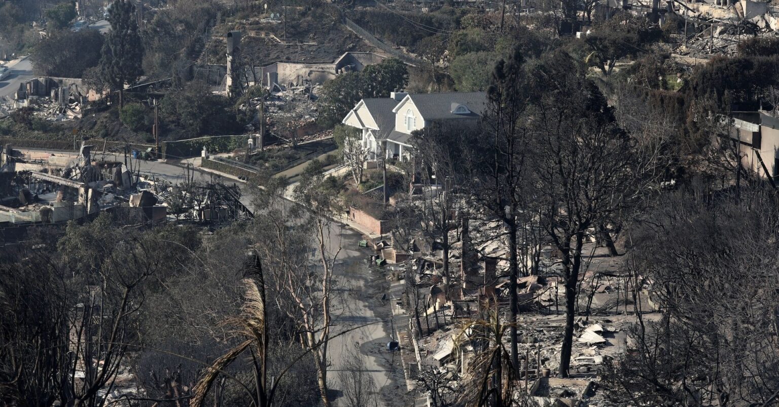 米当局、カリフォルニア州の山火事で公衆衛生緊急事態を宣言