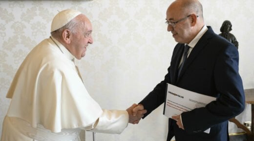 イタリア人と教会の挑戦に関する研究：教皇フランシス教皇フランシス世界の平和中により多くの信頼がある公人（76％）、そして信仰と歴史と同時期性の挑戦の和解は、最も感じられたテーマです