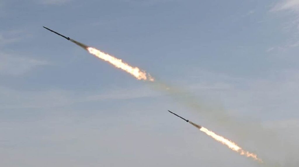ロシアがウクライナに大規模なミサイル攻撃を開始。 Kh-101 ミサイルは Tu-95MS 爆撃機から発射されました。ロシアもキンジャールミサイルや弾道兵器で攻撃した。
