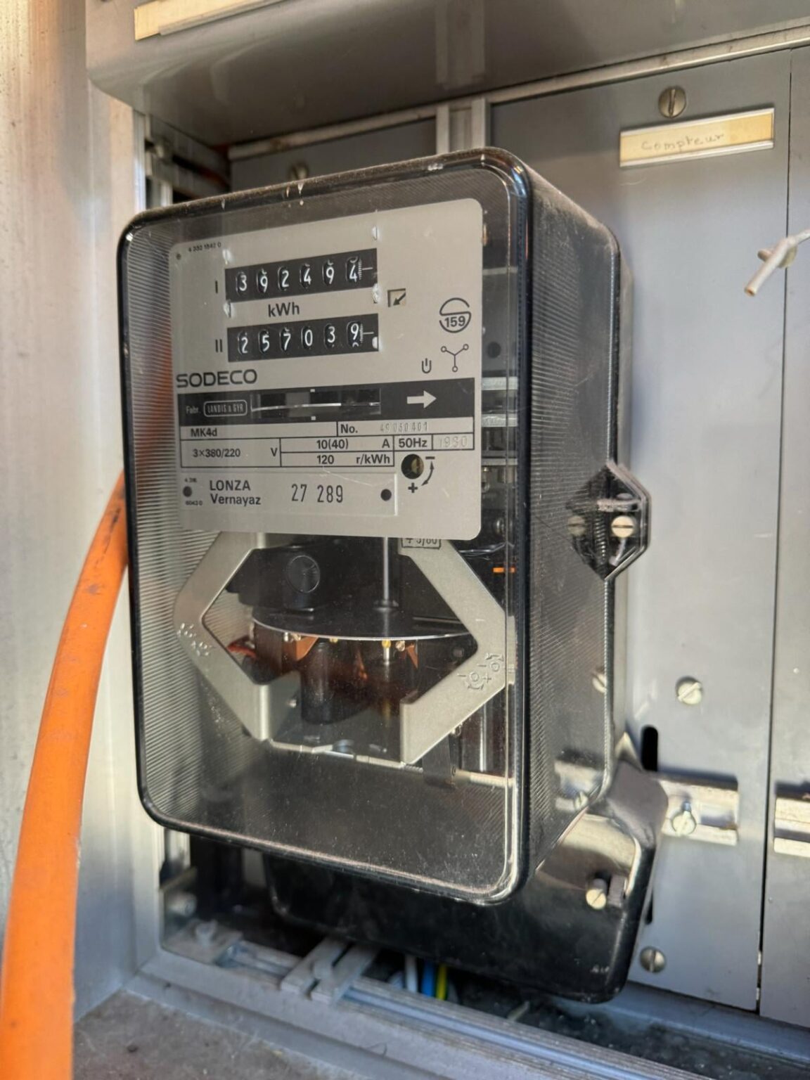 スイスの電気メーター - 三相およびアンプ定格を特定するのに役立ちますか?