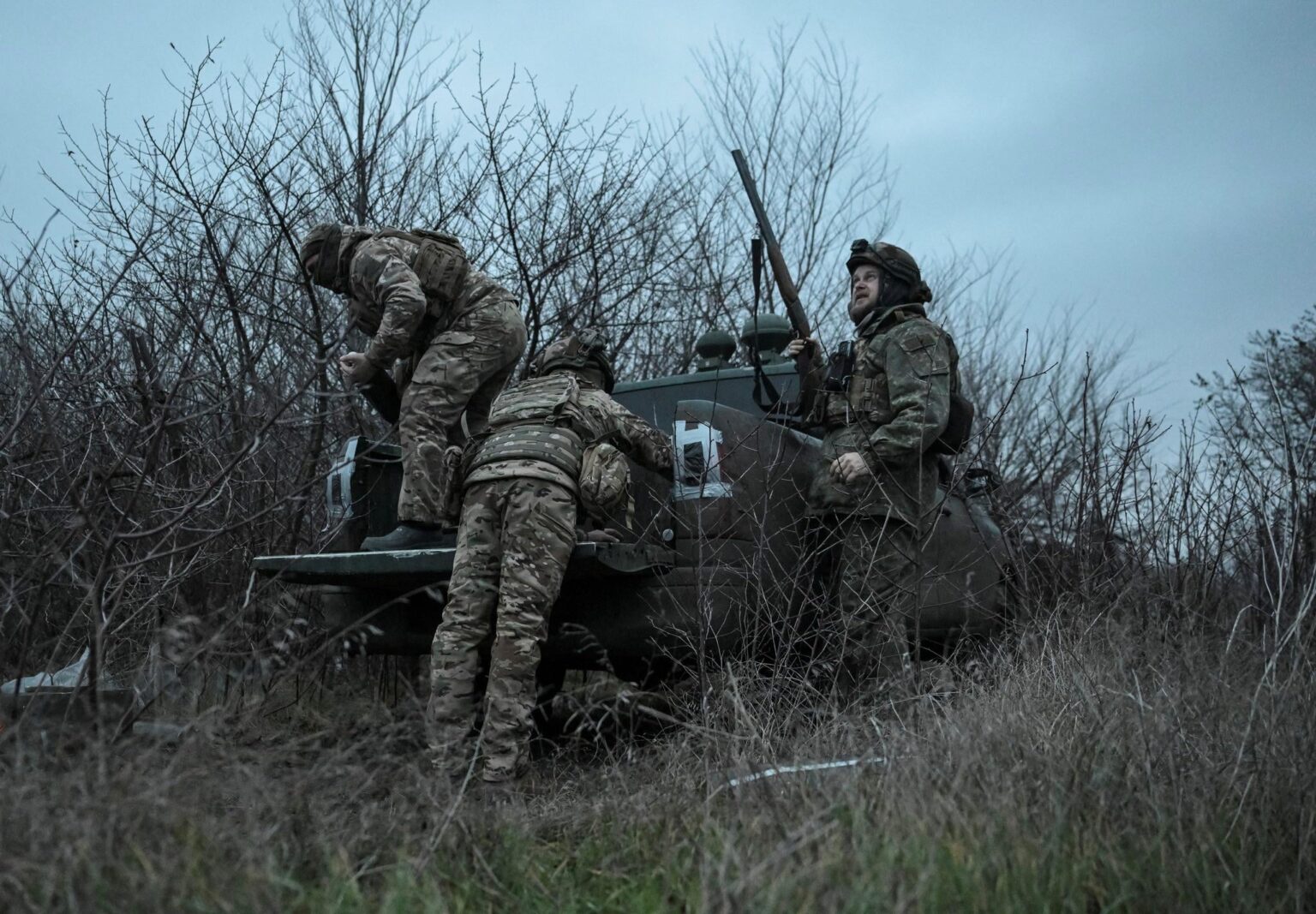 ロシアのFPVドローンを警戒するウクライナ軍の兵士、そのうちの1人は上下散弾銃を持っている。