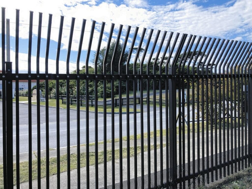 沖縄の神聖な場がいつのまにか防衛省所有に フェンスで覆い陸自の慰霊碑を設置…「琉球文化を破壊する行為」