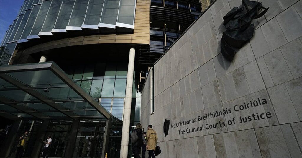 女性の衣服で見つかったレイプで告発された2人の男性に一致するDNAプロファイル、裁判所は聞きます