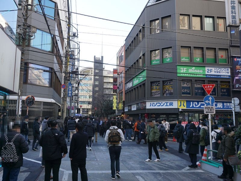 春節の秋葉原で GeForce RTX 5090/5080 の店頭販売はもはや不可能。わずかな個数入荷のビデオカードを抽選販売で当てようと、抽選整理券のためにものすごい長蛇の列が出現。こうなれば「物売るっていうレベルじゃねぇぞ」のカオスのリメイクになりかねないので、各店舗あわてて中止の動きをとる