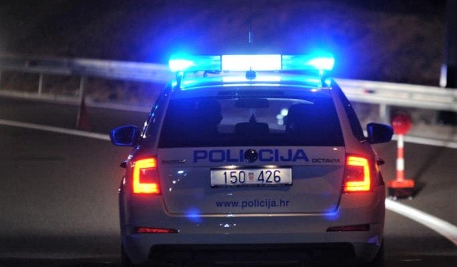 130 km/hのジュリオ村を通るイヴィカ、50の制限は何も支払う必要はありません