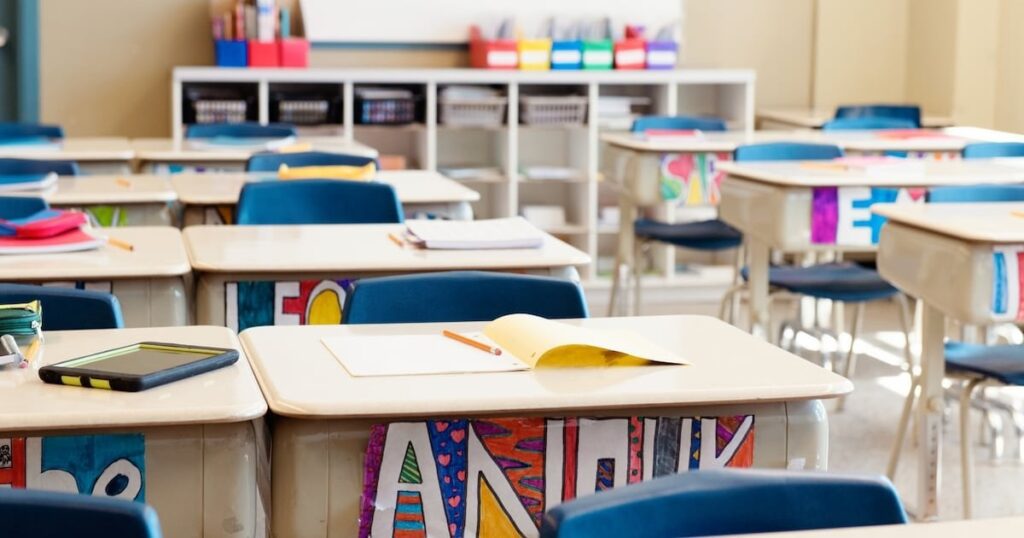 アイルランドの免除に関して学校は心理学者のレポートを受け入れないよう指示
