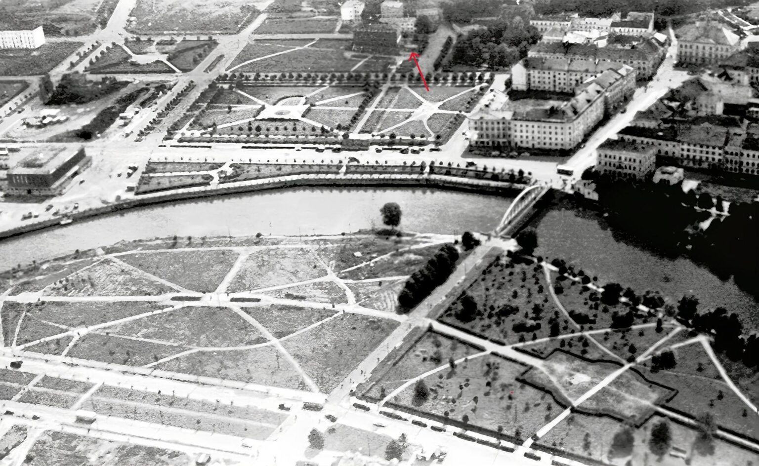 戦後の空のタルトゥ。