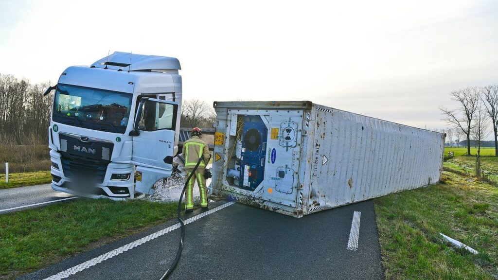フライドポテトを積んだトラックが横転しN69を完全にふさぎ、道路は数時間通行止めに