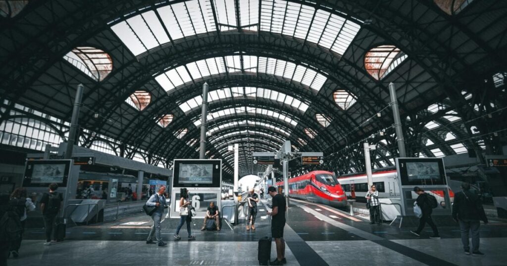 いいえ、SBB はヨーロッパで 2 番目に優れた鉄道会社ではなく、11 番目に優れた鉄道会社です。 ONG の「Transport&Environnement」が実施した調査では、SBB が半額カードでデフォルトで提示した料金が誤って使用されていました。チケット価格は評価全体の 25% を占めるため、これは重要です。
