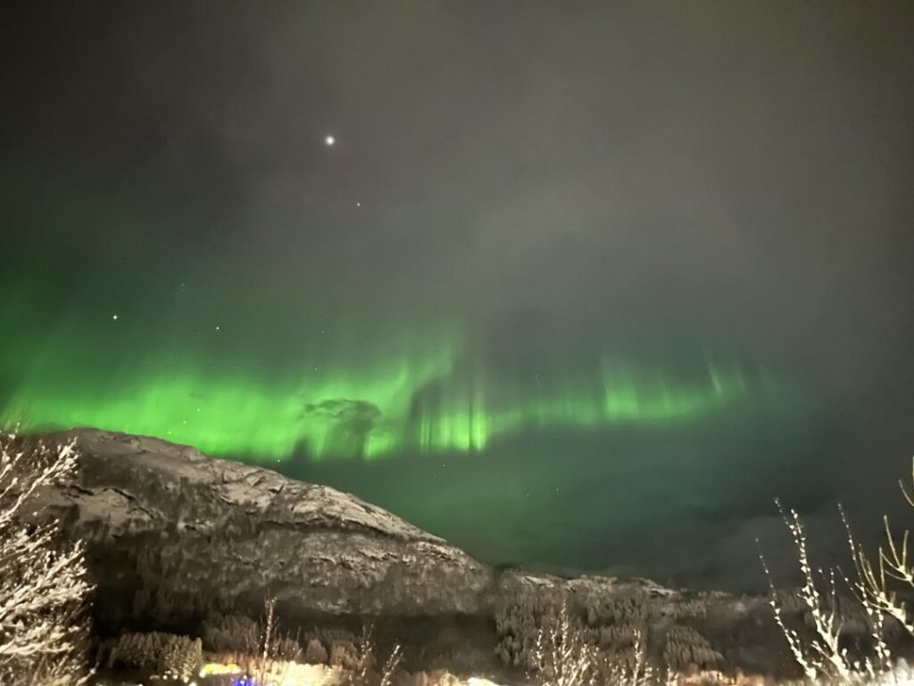 あなたは夕方に外を歩いています。 (ノルウェー、メロイ、ネバーダル)