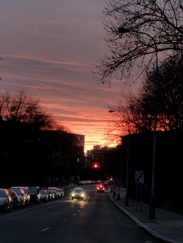 昨日、家に帰る途中、この夕日を見たとき、この美しさから離れられなくなりました