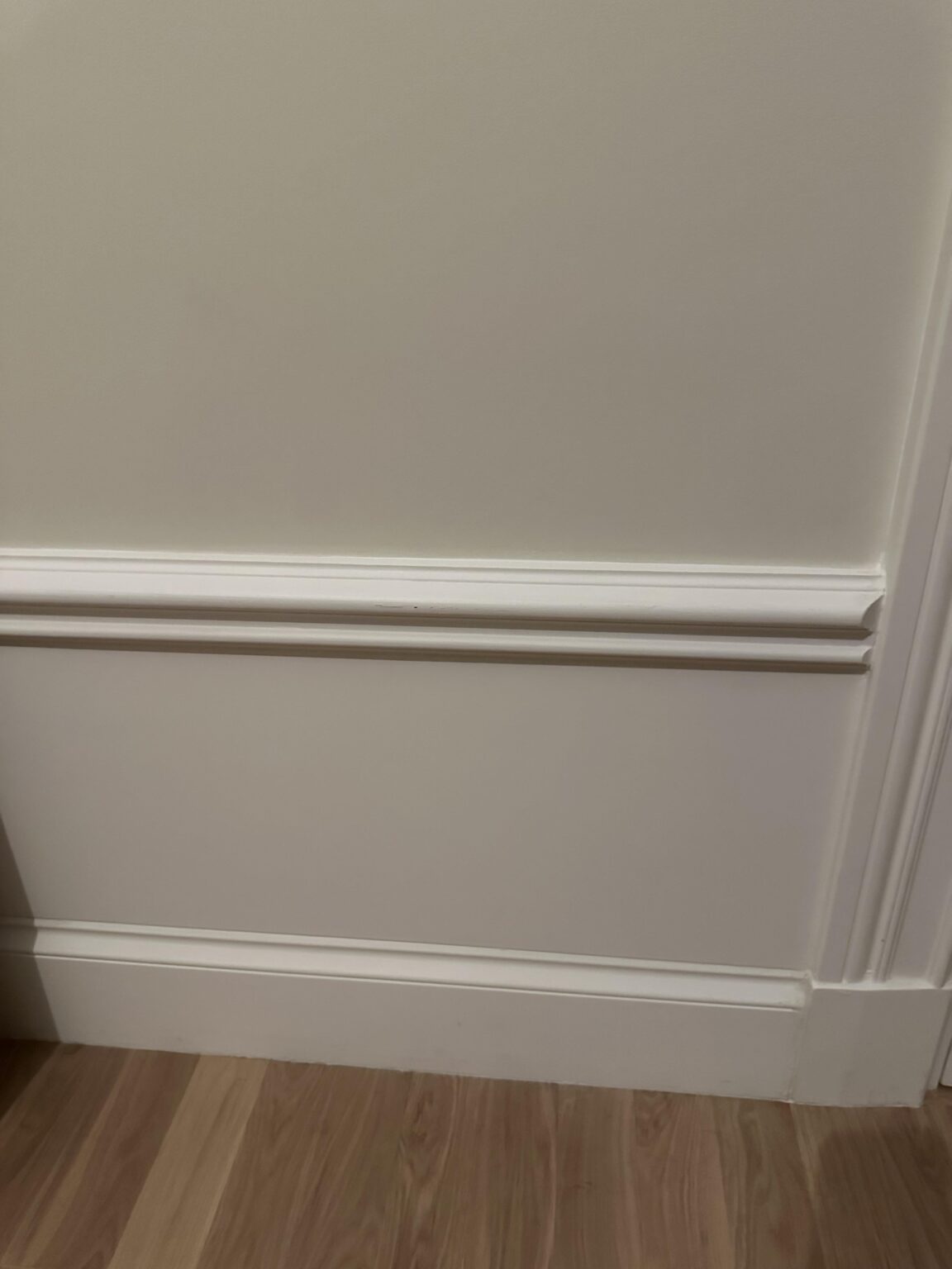 この壁の家具の名前