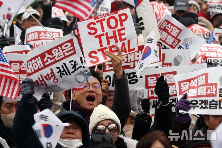 「戒厳合法！ 弾劾無効！」「Stop the Steal」と訴える尹大統領弾劾反対デモの様子にイーロン・マスク氏「Wow」