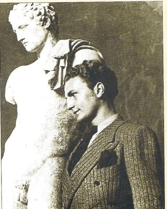 ヘルメス像の隣に立つギリシャ人青年、1935年、アテネ考古学博物館。