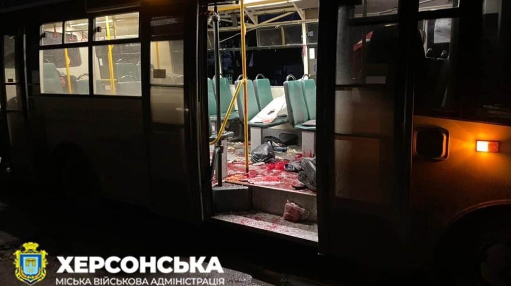 ヘルソンでロシア人が旅客バスを轢き、地方自治体で働く生態学者だけが死亡 – 写真