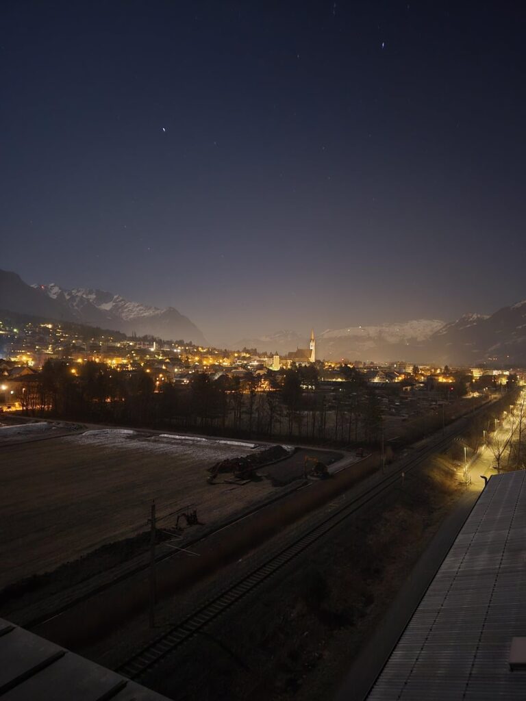 シャーナー満月の夜景