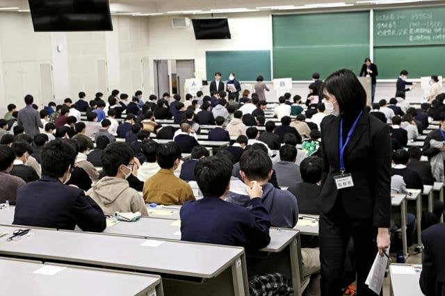 共通テストで監督者がトイレ個室内まで立ち入る「不適切だった」