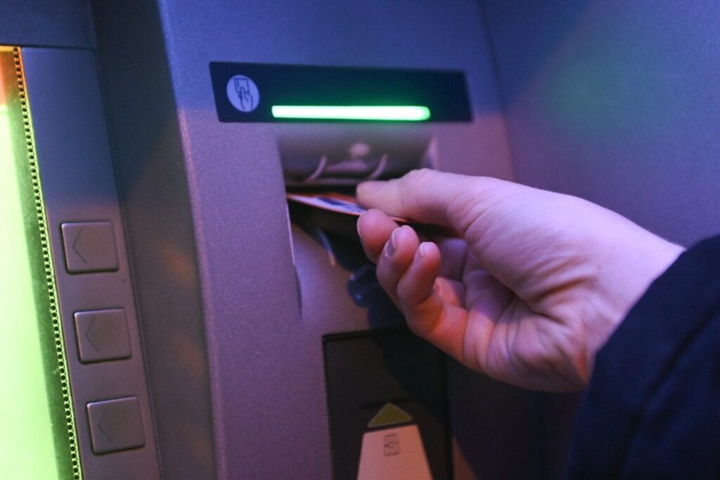 銀行は、これまで請求されていない料金を廃止し、発表 - 新たな価格の上昇