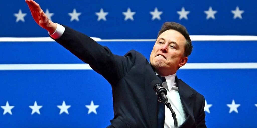 ジャーナリストはイーロン・マスクのナチス式敬礼で「大丈夫」と人々に呼びかけるが代名詞ではない。イーロン・マスクのナチス式敬礼は、「過去5、6年、最も恐れなければならないのは人々が使っている代名詞だと言われてきた」ことを考えると皮肉なものだ、とBBCの寄稿者は言う。