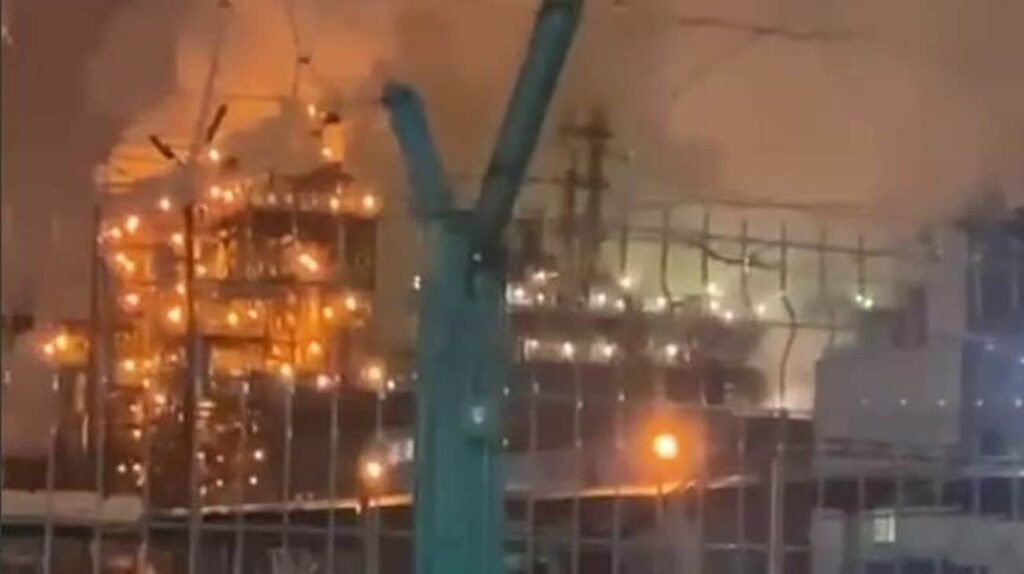 タタールスタンにあるロシア最大の製油所の1つをドローンが襲撃 – ビデオ