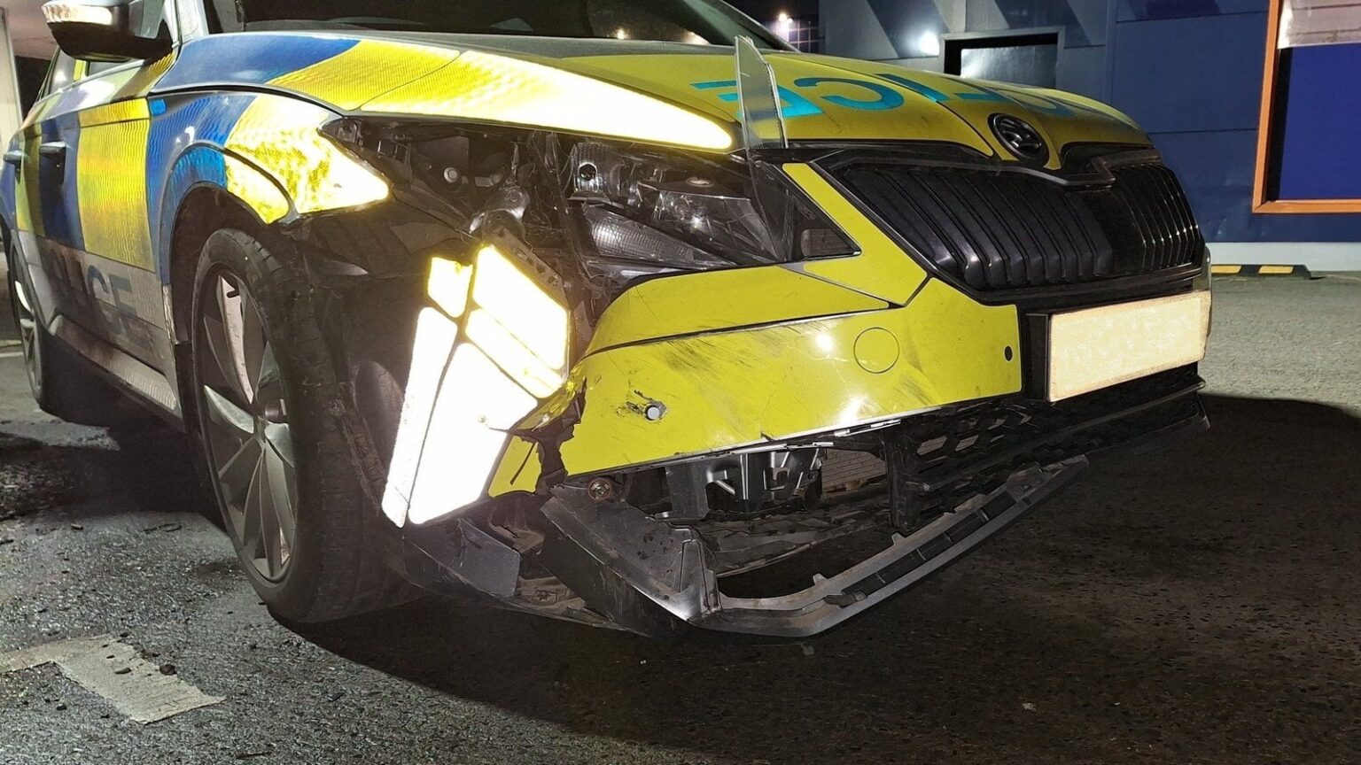 ニューリーに車が突っ込み、PSNI職員2名が負傷