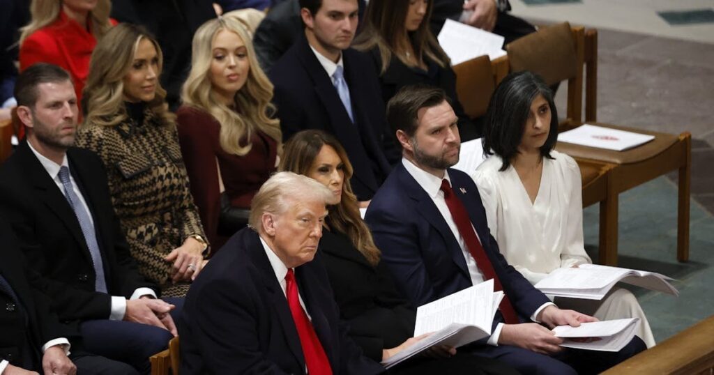 司教が就任祈祷で呼びかける中、信じられないトランプ大統領 |ワシントン国立大聖堂の司教は、ただ座って見ているだけの新大統領を批判した。