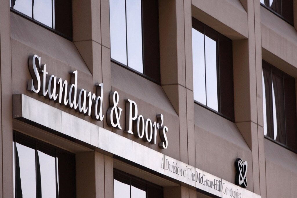 Breaking Standard＆Poor'sは、ネガティブな安定からルーマニアの格付けの見通しをレビューし、「ジャンク」に降格のリスクがあると警告しています。