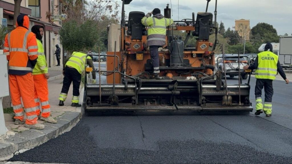 アグリジェント文化首都：すべてのマンホールを覆うアスファルトで舗装された道路。そして近隣には水が無いままだ