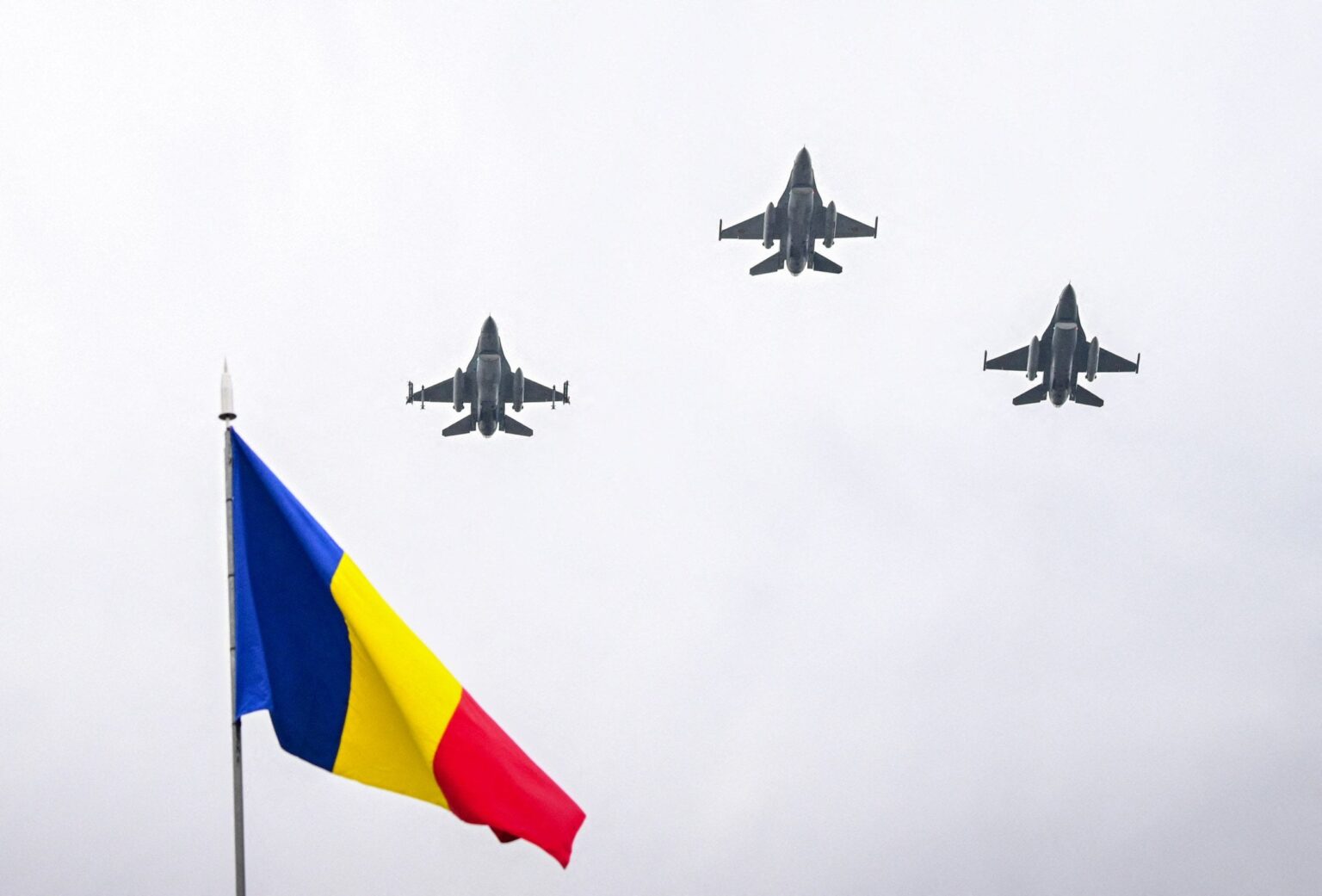 NATO Nationは、ロシアのウクライナへの攻撃の後、F-16戦闘機をスクランブルする