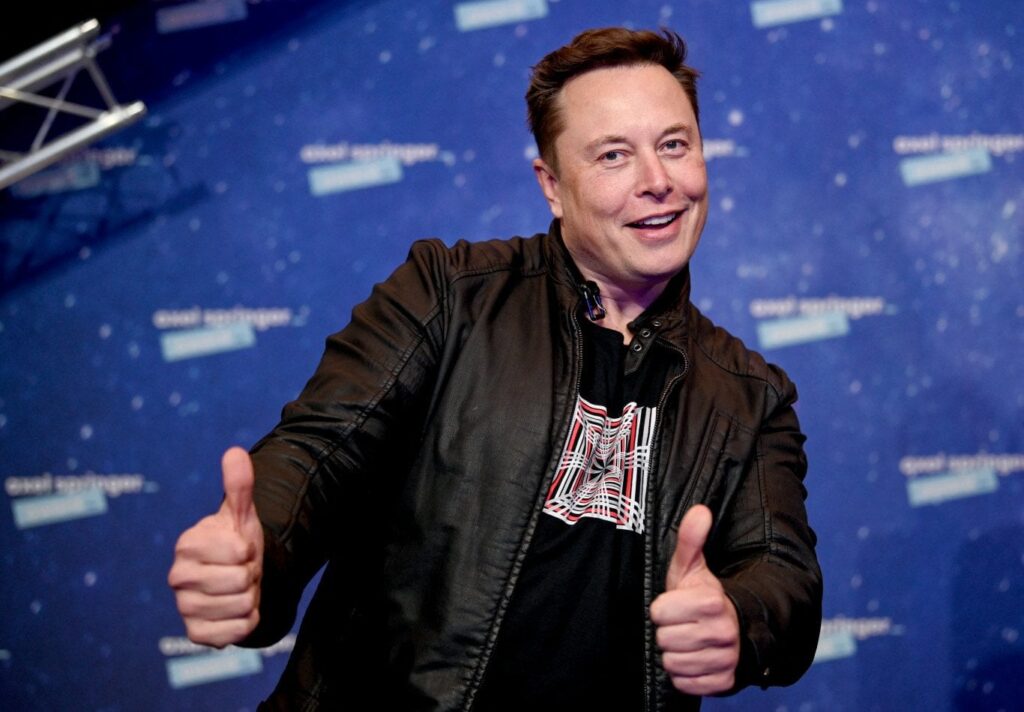 バルマズイヴァーロスの女性がイーロン・マスクとして数十万人からだまされた