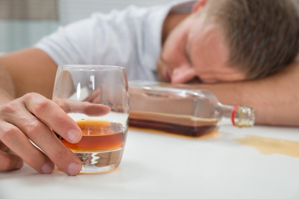 国は「ウォッカの価格が安すぎる！」として、エストニアでのアルコール販売をより厳しく制限したいと考えている。