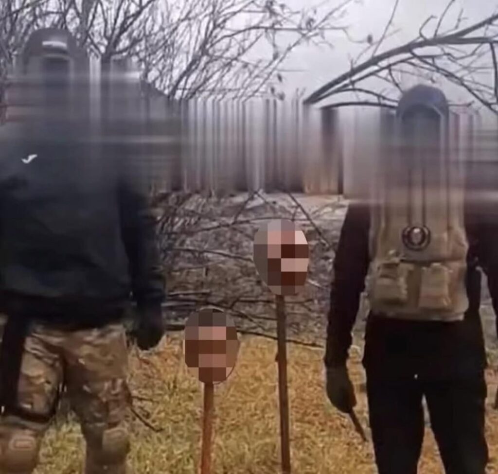 ロシア軍兵士、ウクライナ軍兵士の首絞めの電報映像を公開