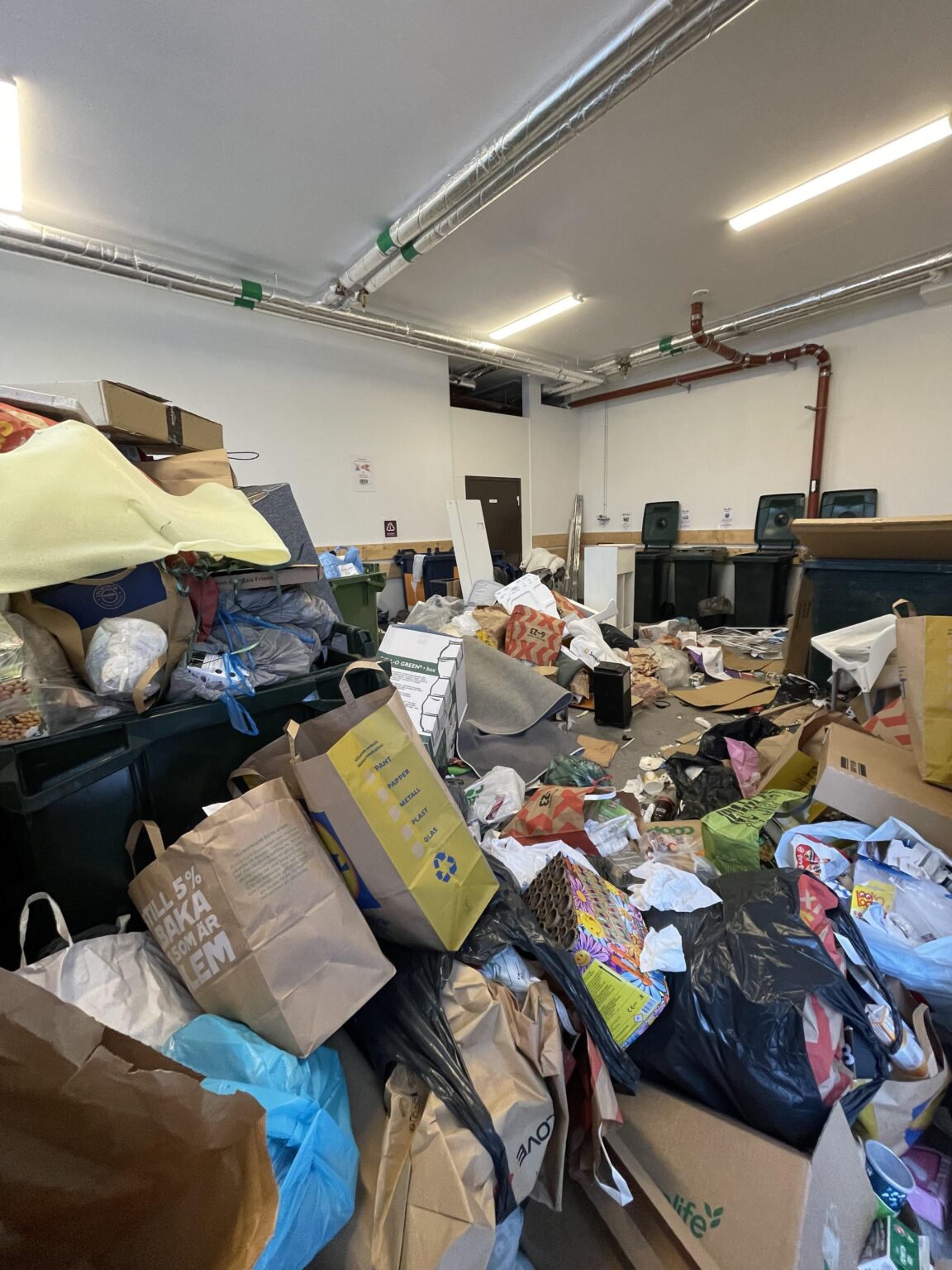 クリスマスと新年が終わった後のゴミ部屋