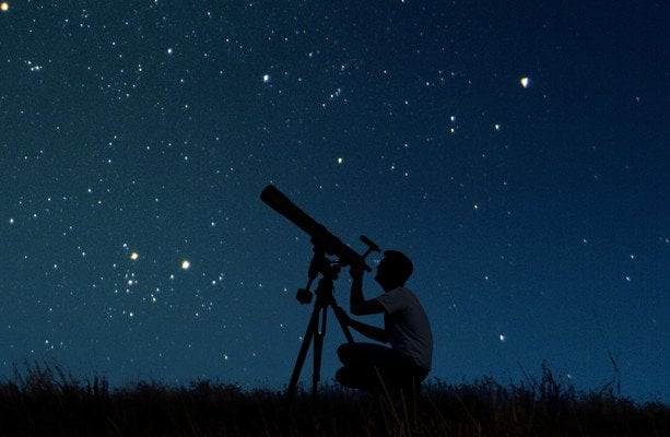 今夜アイルランドの空を照らす珍しい「プラネットパレード」イベント